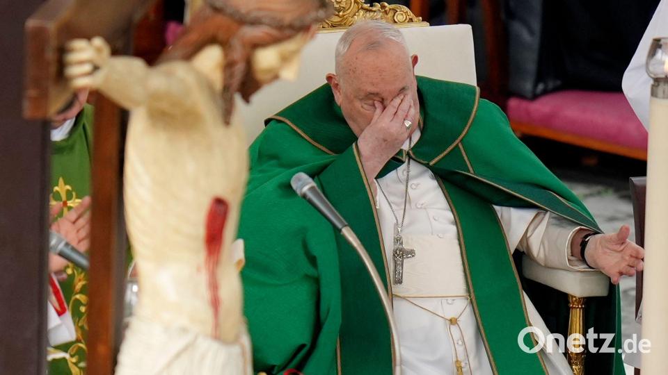 Musste in eine Klinik: der Papst. (Archivbild) Bild: Alessandra Tarantino/AP/dpa