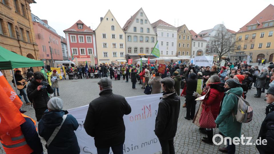 Am Marktplatz gab es im Anschluss an die Demo eine Kundgebung. Bild: Wolfgang Steinbacher