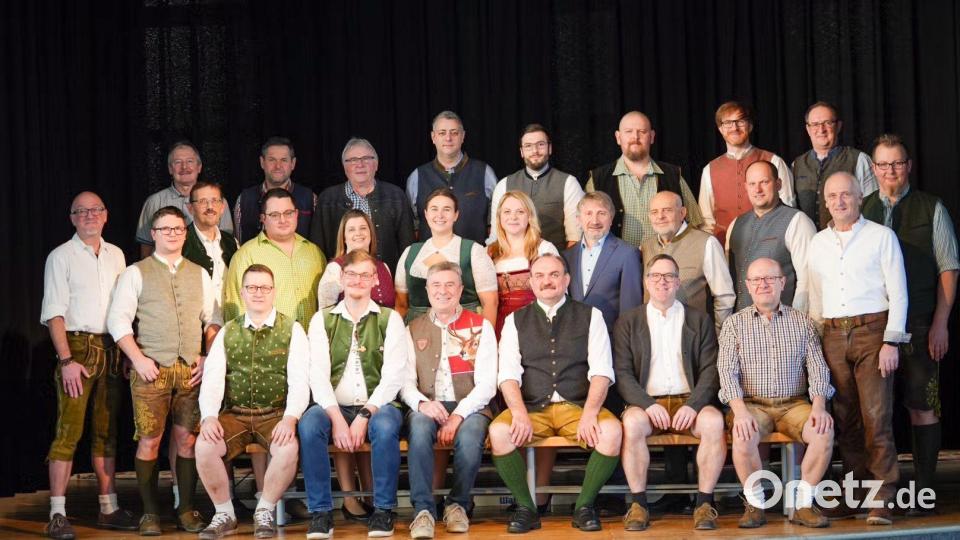 Der Festausschuss mit Festleiter Georg Zierer und Bürgermeister Reiner Gäbl (sitzend, Dritter und Vierter von rechts) garantieren den Bürgern und Gästen einen abwechslungsreichen Aufenthalt. Bild: Eva Kleber