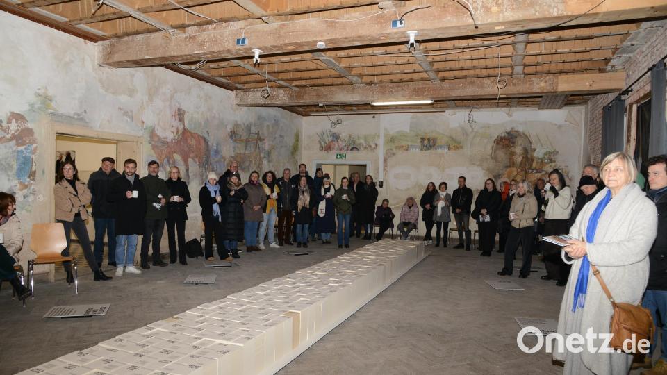 In der Mitte des Gesellschaftsraumes ist die Installation zu sehen, 100.000 Karten sind stellvertretend für 100.000 Häftlinge im KZ-Flossenbürg aufgebaut. Darauf sind Zitate ehemaliger Häftlinge festgehalten. Bild: bey