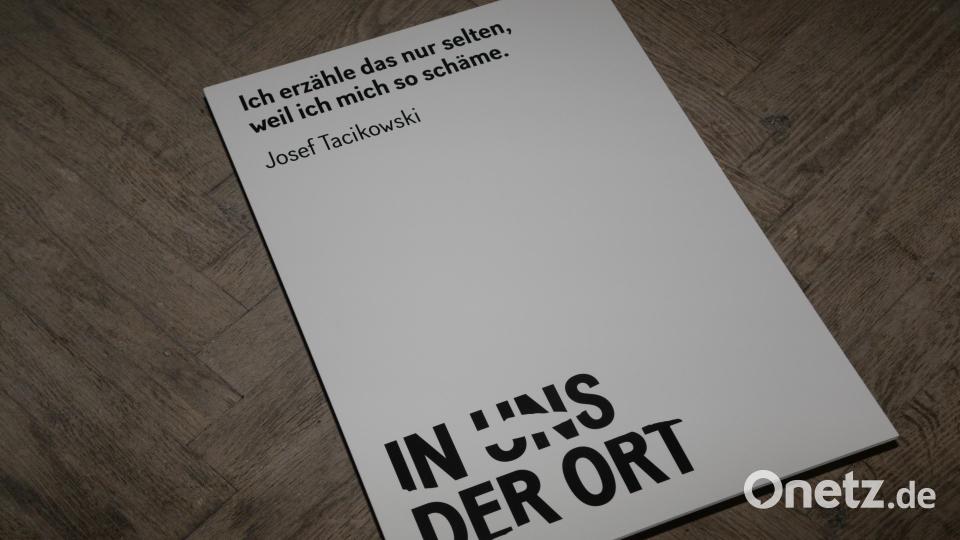 Mit Zitaten ehemaliger Häftlinge sind die Karten bedruckt. Bild: bey