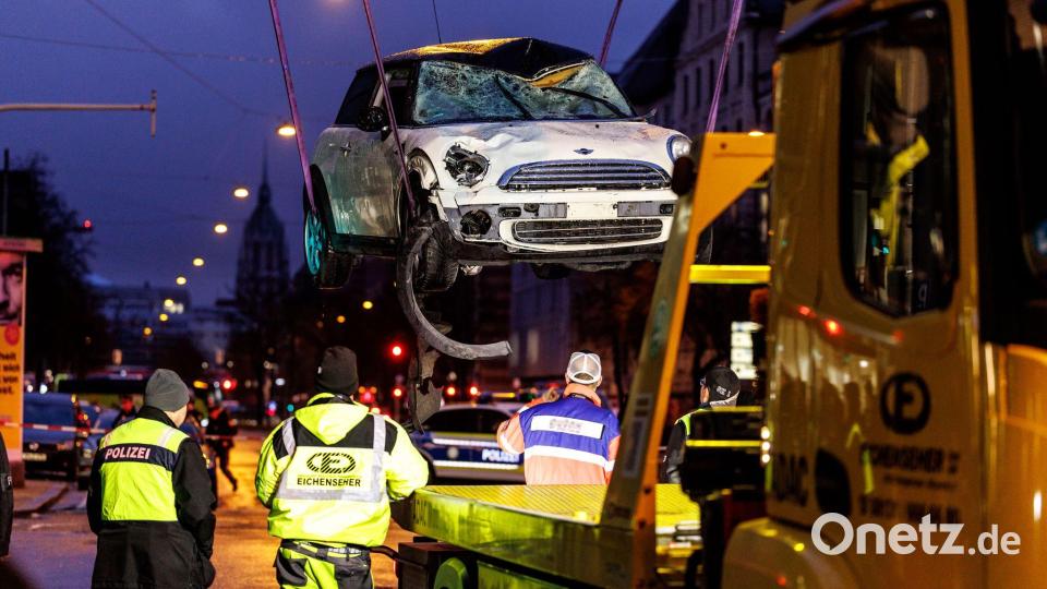 Das Auto des mutmaßlichen Täters wurde am Abend abtransportiert. Bild: Matthias Balk/dpa