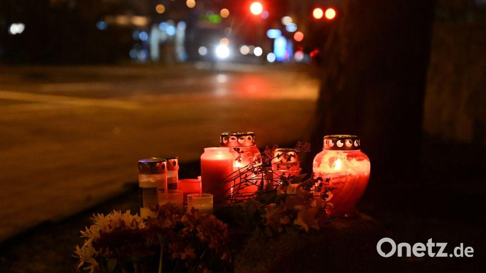 Kerzen brennen für die Opfer. Bild: Felix Hörhager/dpa