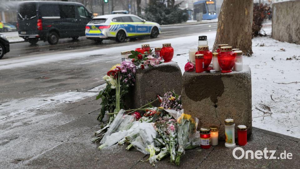 Blumen und Kerzen für die Opfer der Schreckensfahrt. Bild: Daniel Löb/dpa