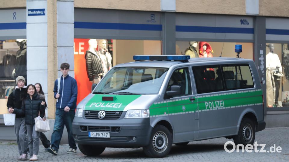 Die Polizei zeigte besonders viel Präsenz und blockierte alle Seitenstraßen und Zufahrten zum Demozug und zur Kundgebung. Bild: Wolfgang Steinbacher