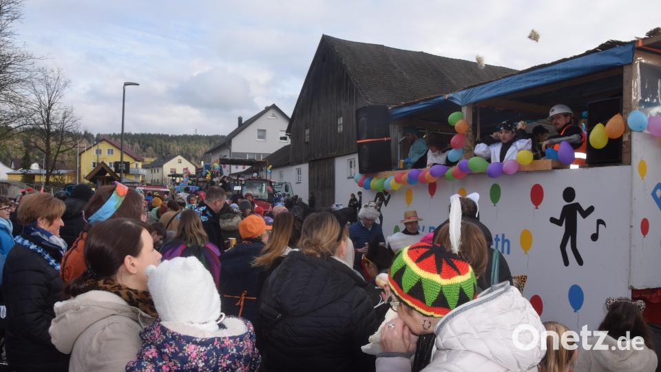 Tolle Stimmung, so viele kleine und große Faschingsnarren wie noch nie beim Faschingszug von Trebsau nach Bechtsrieth. Menschenmassen am Straßenrand marschierten mit den Motivwagen mit Bild: fz