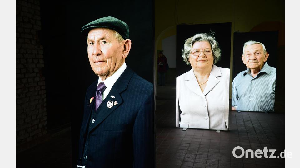 Auf großformatigen Bildern zeigt Renate Niebler ehemalige Häftlinge. Bild: bey
