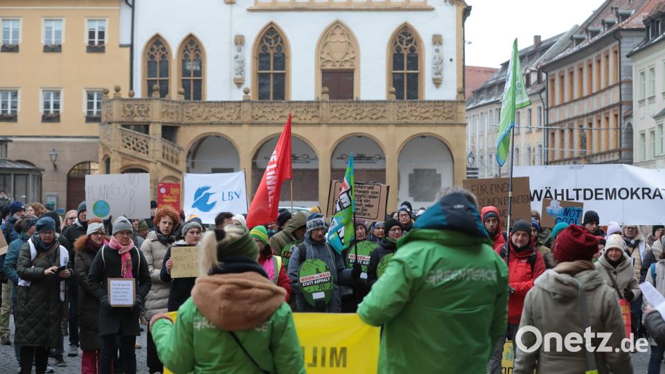Der Klimastreik von Fridays for Future in Amberg verwandelte die Altstadt in ein Meer aus Schildern und Bannern. Bild: Wolfgang Steinbacher