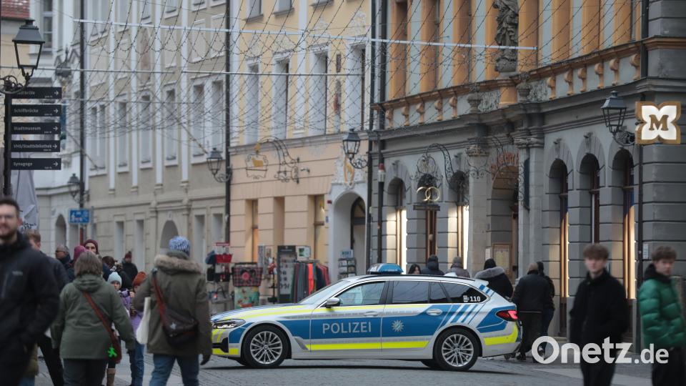 Die Polizei zeigte besonders viel Präsenz und blockierte alle Seitenstraßen und Zufahrten zum Demozug und zur Kundgebung. Bild: Wolfgang Steinbacher