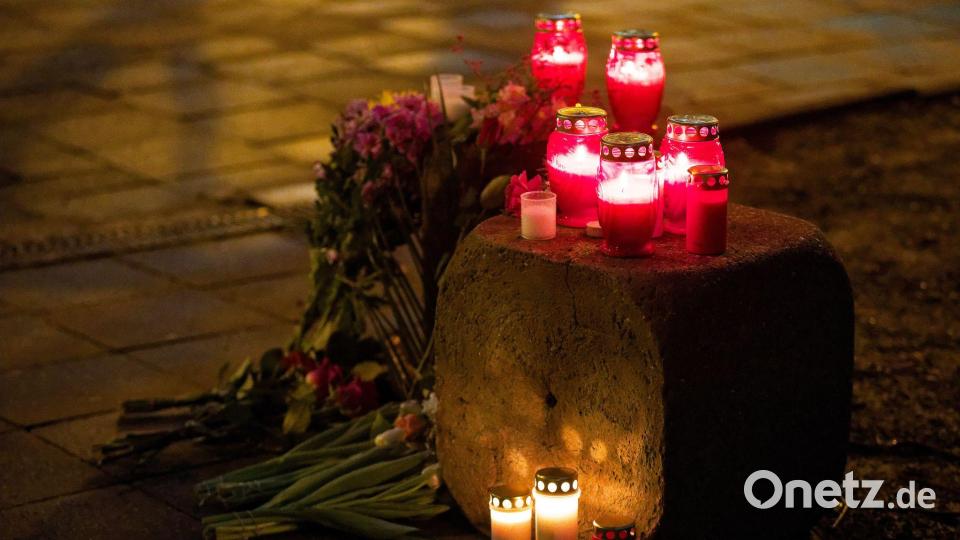 Menschen haben Kerzen aufgestellt. Bild: Tizian Gerbing/dpa