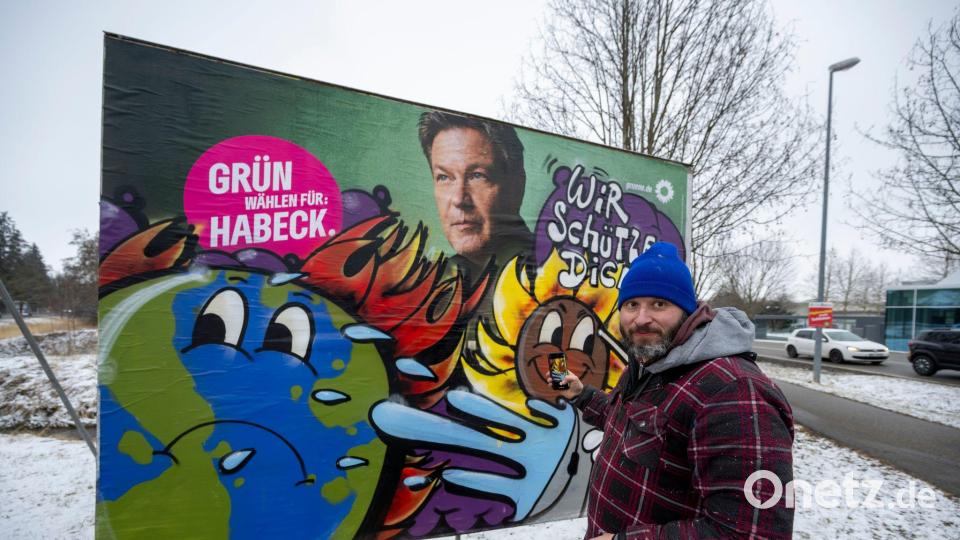 Im Auftrag der Grünen gestaltet der Künstler Bernd Imminger beschädigte Wahlplakate neu. Bild: Stefan Puchner/dpa