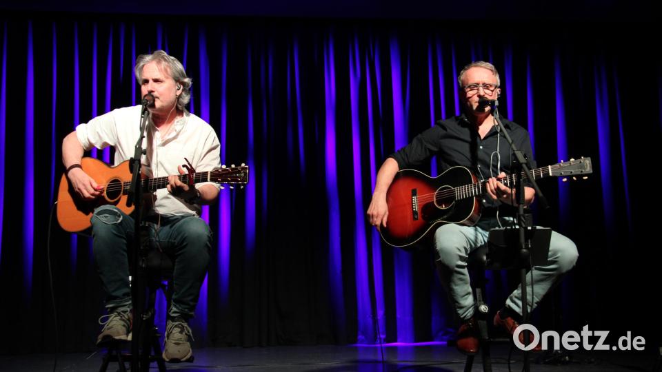 Das Duo &quot;Graceland&quot; mit Thomas Wacker und Thorsten Gary (von links) begeistern in der Stadthalle mit der Weltmusik von &quot;Simon &amp; Garfunkel&quot;. Bild: prh