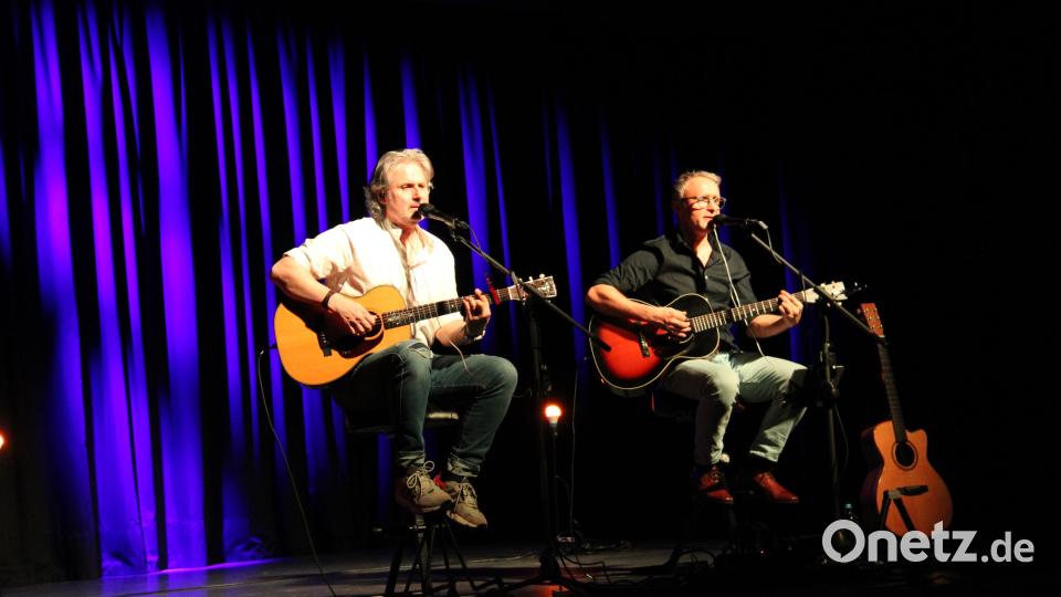 Das Duo &quot;Graceland&quot; mit Thomas Wacker und Thorsten Gary (von links) begeistern in der Stadthalle mit der Weltmusik von &quot;Simon &amp; Garfunkel&quot;. Bild: prh