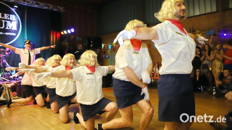 In Stewardesskleidung und kräftig geschminkt: die erste Showtanz-Gruppe des Sportvereins, bestehend aus aktiven und passiven Fußballern. Bild: war