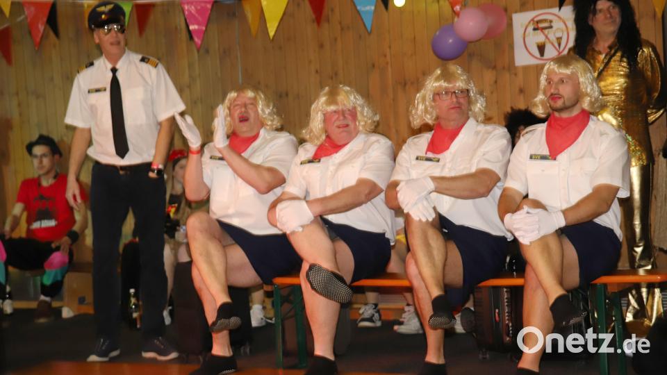 Die &quot;Stewardessen&quot; vergaßen ihre Rolle auch nicht, während sie selbst nicht auf der Bühne standen. Bild: war