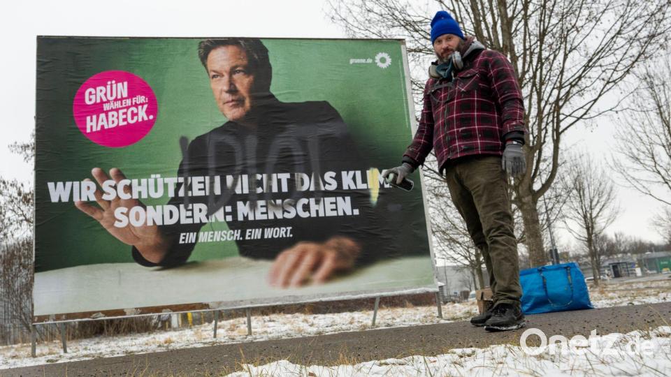 Im Auftrag der Grünen gestaltet der Künstler Bernd Imminger beschädigte Wahlplakate neu. Bild: Stefan Puchner/dpa