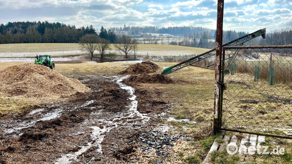 Das aus der Scheune geholte Brandgut wurde auf einer Wiese abgelöscht. Bild: Gabi Schönberger
