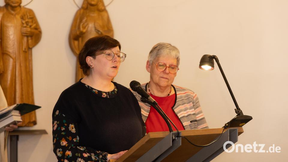 In der Steinwaldklinik herrscht ein ökumenischer Geist: die Fürbitten trugen die evangelische Krankenhauspfarrerin Lisa Keck und Gemeindereferentin Roswitha Heining. Bild: Roland Wellenhöfer