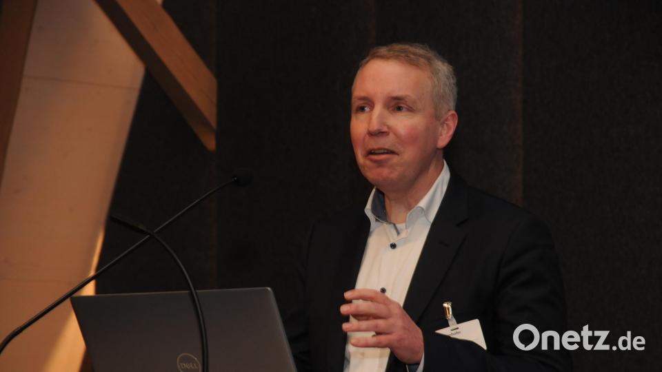 Prof. Dr. Matthias Franke stellte die Arbeit von Fraunhofer UMSICHT den Unternehmern vor. Bild: ge