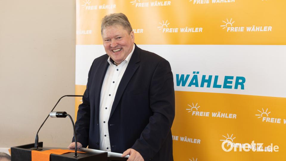 Der Erbendorf FW-Chef Bernhard Schmidt war sichtlich zufrieden mit der guten Stimmung beim Wahlkampfendspurt in der Stadthalle. Bild: Roland Wellenhoefer