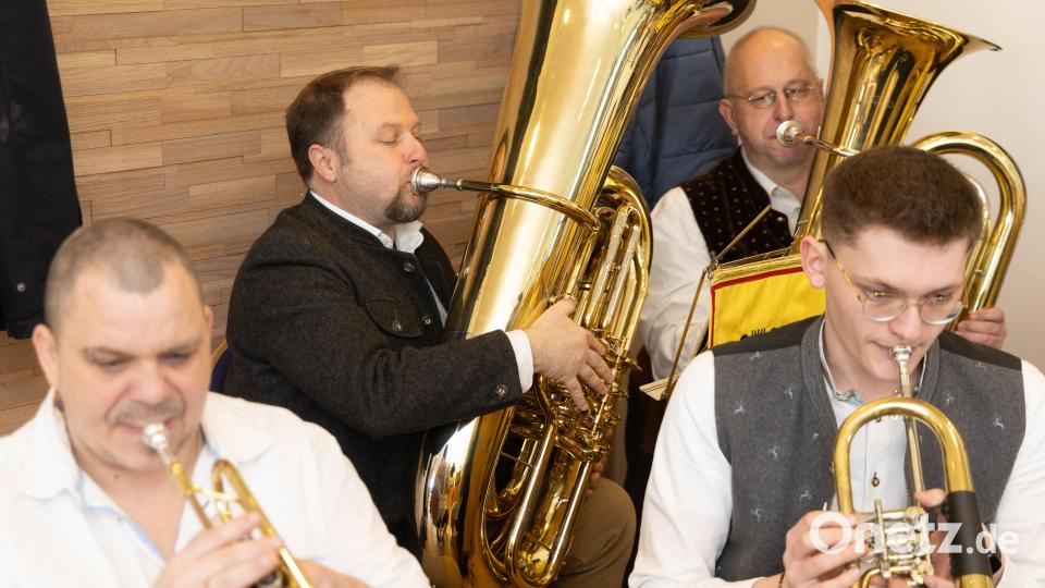 Hubert Schicker (Zweiter von links) reihte sich in die Stadtkapelle ein, wo er die Tuba spielte. Bild: Roland Wellenhoefer