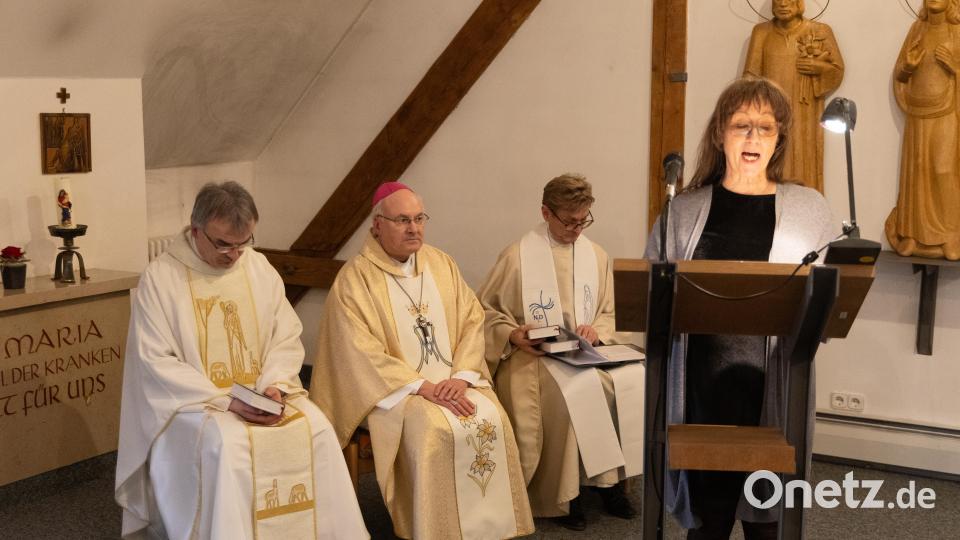 Pflegedienstleiterin Elfriede Schwarzmeier bei der Lesung. Bild: Roland Wellenhöfer