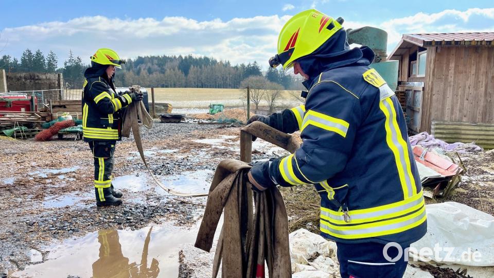 Elf Feuerwehren waren am Montag in Rotzendorf bei Püchersreuth im Einsatz, weil ein Misthaufen sich vermutlich selbst entzündet hatte. Bild: Gabi Schönberger