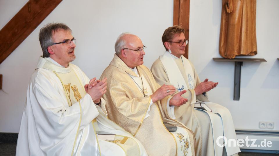 Auch Lieder spenden Kraft: Stadtpfarrer Martin Besold, Bischof Dr. Rudolf Voderholzer und Diözesanbeauftragter Dr. Christoph Seidl stimmten mit ein. Bild: Roland Wellenhöfer