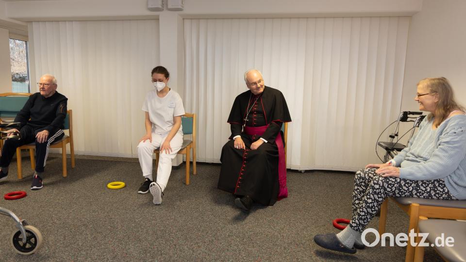 Auch für den Bischof hieß es &quot;Hoch das Bein&quot; in der Gymnastikgruppe. Bild: Roland Wellenhöfer