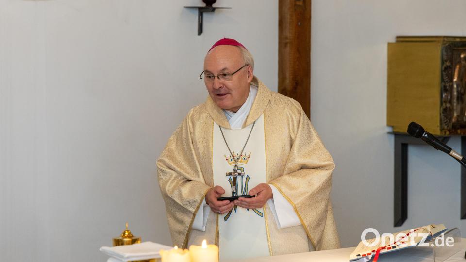Der Regensburger Bischof Dr. Rudolf Voderholzer besuchte anlässlich des Welttags der Kranken die Steinwaldklinik in Erbendorf. Von seinem Smartphone verlas er die Botschaft des Papstes. Bild: Roland Wellenhöfer