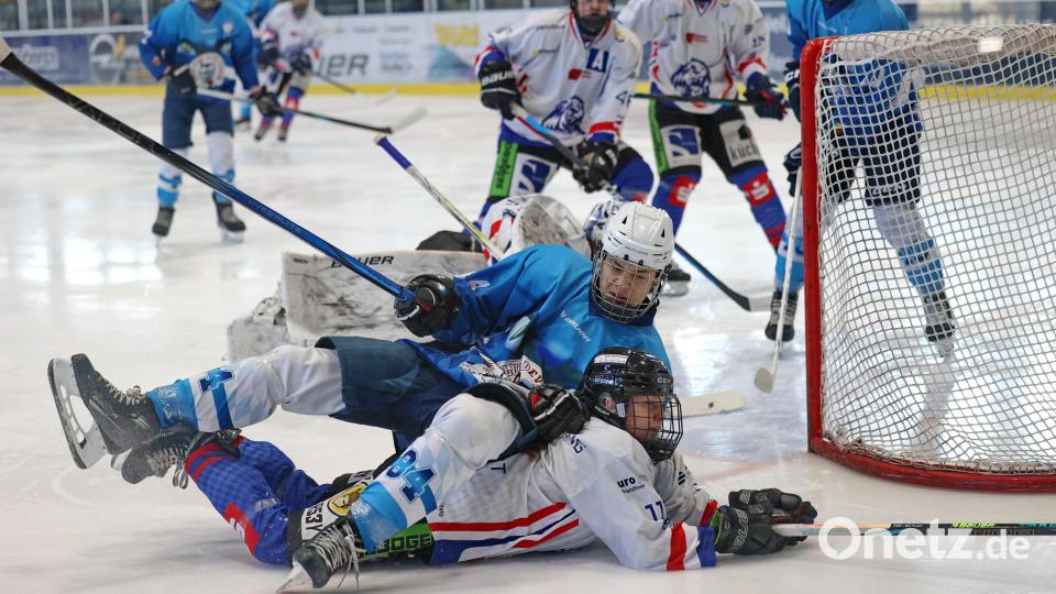 Obenauf: Adam Kuk (blaues Trikot) und die U17 des EV Weiden besiegten Straubing nach Penaltyschießen. Bild: Dieter Jäschke