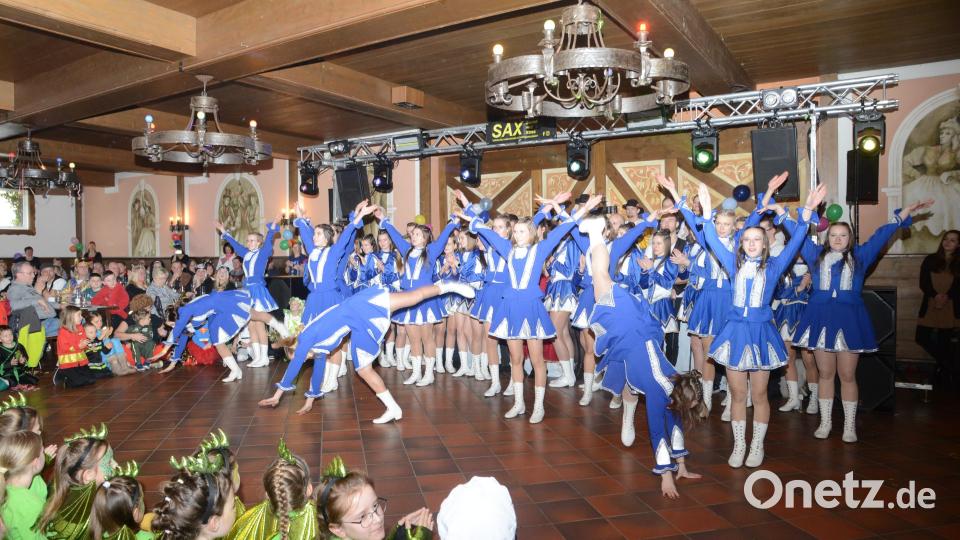 Die Prinzengarde begeisterte mit ihrem Showtanz, bei dem gerade drei junge Damen vor dem Publikum ihre Salti hinlegen. Bild: bey