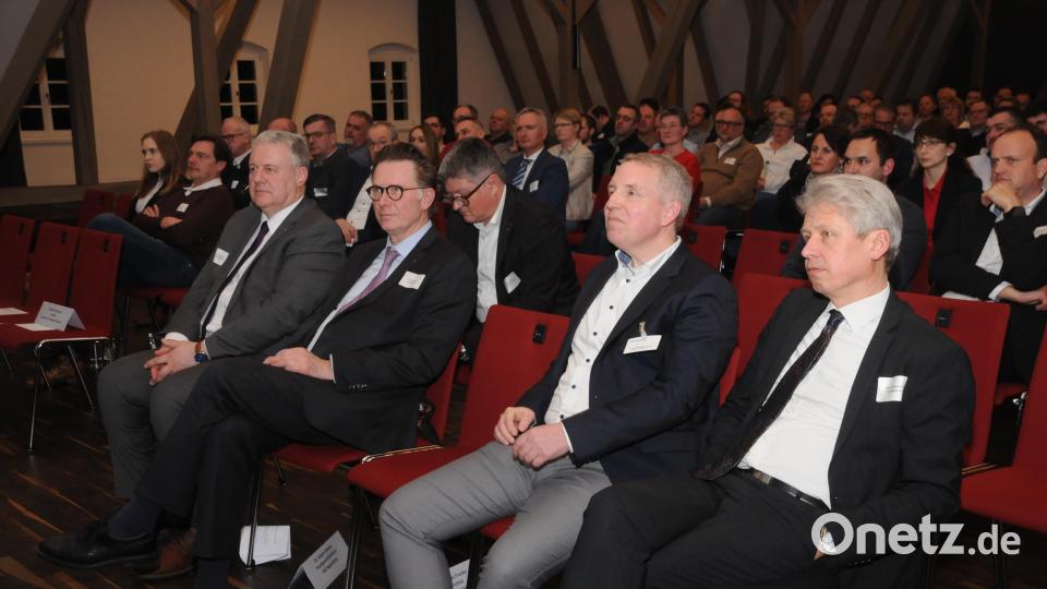 Eine Menge Unternehmer und Interessenten kommen in den Saal des Theuerner Kulturschlosses. Es sprechen Landrat Richard Reisinger, IHK-Hauptgeschäftsführer Jürgen Helmes, Professor Matthias Franke (Fraunhofer Umsicht) und OTH-Präsident Professor Clemens Bulitta (von links). Bild: ge