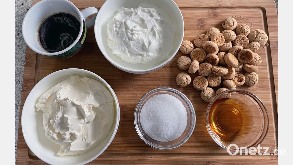 Die Zutaten: In dieser Variante kommen Amarettini zwischen die Cremefüllung. Diese werden zerkleinert und mit Kaffee und Likör getränkt. Bild: za