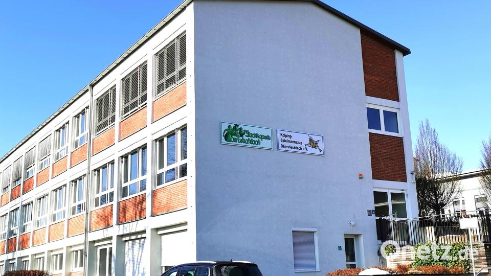 Noch zieren die Logos der beiden Klangkörper die Fassade der Grundschule Oberviechtach, wo sie im mittleren Stockwerk seit 2016 ihre Probenräume haben. Der Auszug steht in Kürze an. Bild: Portner