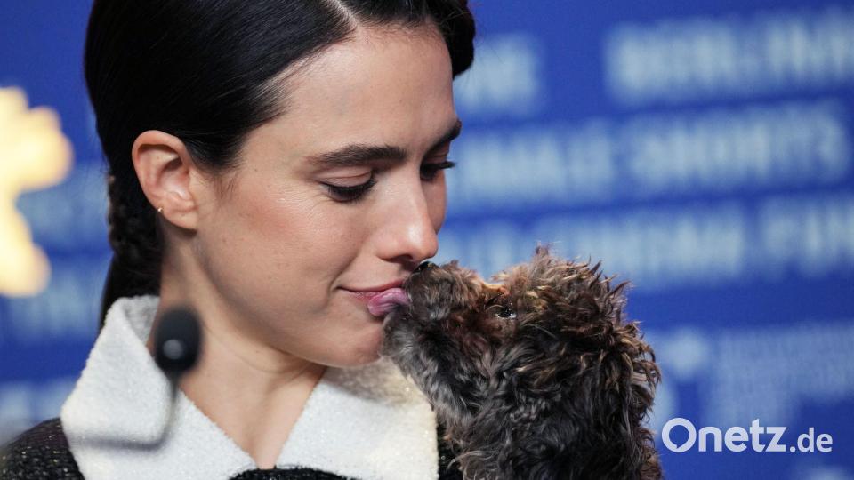 Margaret Qualley präsentierte ihren Hund erstmals der Öffentlichkeit. Bild: Soeren Stache/dpa