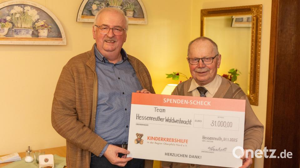 Herbert Putzer freute sich über die großherzige Spende die er von Robert Steinkohl in Empfang nehmen durfte Bild: Roland Wellenhoefer