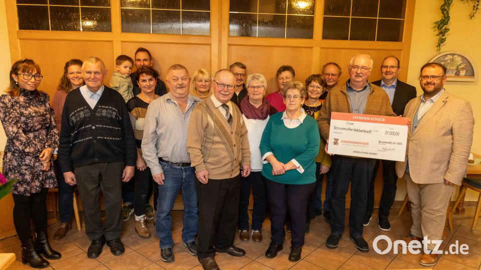 Helfer und Sponsoren: Viele Menschen trugen wieder dazu bei, dass Robert Steinkohl 31.000 Euro an Herbert Putzer von der Kinderkrebshilfe, überreichen konnte. Bild: Roland Wellenhoefer