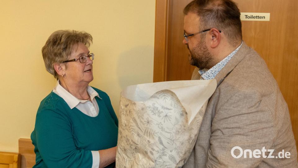 Auch bei Ehefrau Brigitte Steinkohl bedankte sich Hans Walter mit einem großen Blumenstrauß Bild: Roland Wellenhoefer