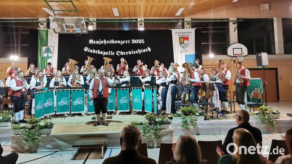 Beim Neujahrskonzert erhält die Stadtkapelle mit Dirigent Tobias Zeitler viel Applaus in der Mehrzweckhalle. Bild: Portner