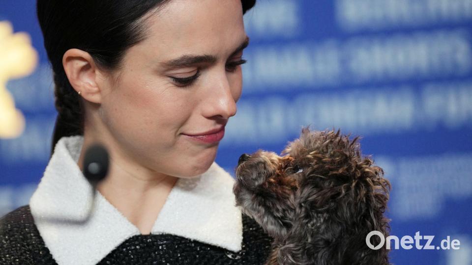 Margaret Qualley präsentierte ihren Hund erstmals der Öffentlichkeit. Bild: Sören Stache/dpa