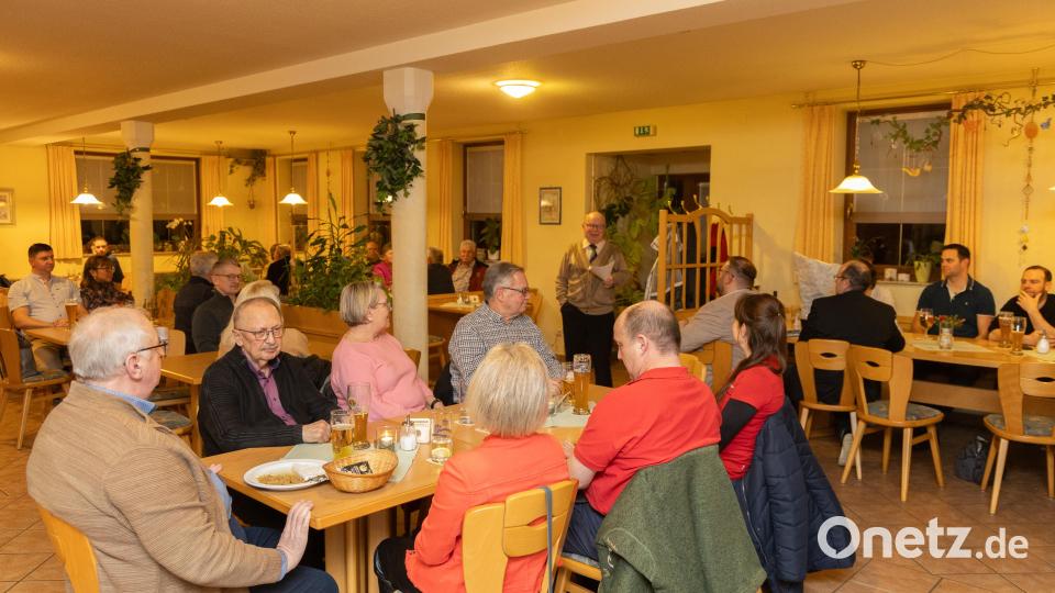 Viele Gäste bei der Spendenübergabe im Hofcafé TRoglau Bild: Roland Wellenhoefer