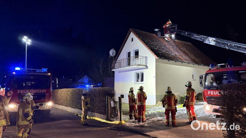 Von der Drehleiter räumte die Feuerwehr den Kamin aus. Bild: nza