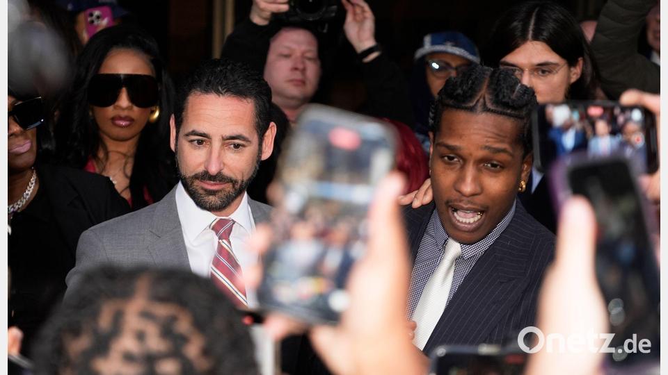 Der Rapper dankt den Geschworenen. Bild: Damian Dovarganes/AP/dpa