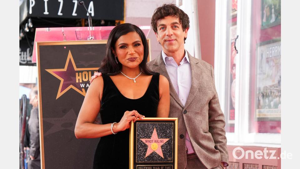 Das Multitalent Mindy Kaling wird in Hollywood mit einem Stern geehrt. Gastredner war B.J. Novak. Bild: Jordan Strauss/Invision via AP/dpa