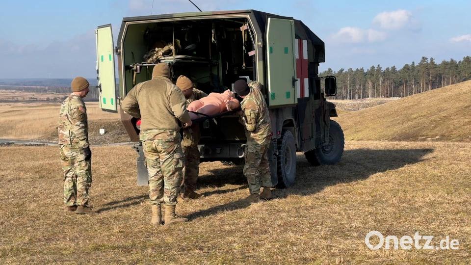 Während die Panzer feuerten, brachte ein Rettungswagen die Puppe zurück an den Start. Bild: Nils Ganzmann