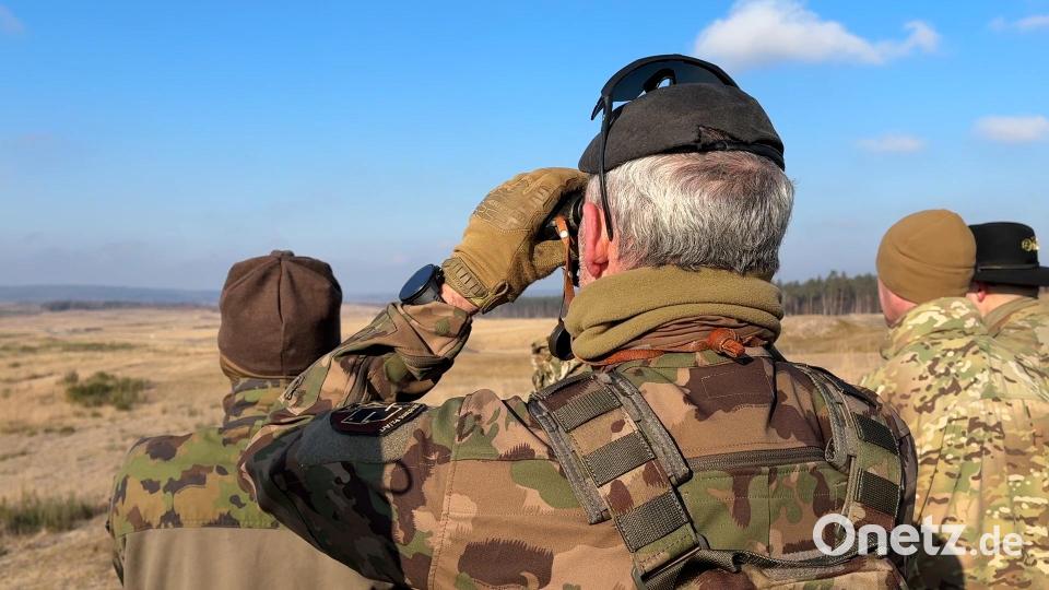 Ein Fernglas half, die Kettenfahrzeuge trotz des Sicherheitsabstands genau zu beobachten. Bild: Nils Ganzmann