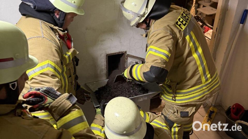Zu einem Kaminbrand rückte die Feuerwehr am Dienstagabend nach Krummennaab aus. Bild: nza