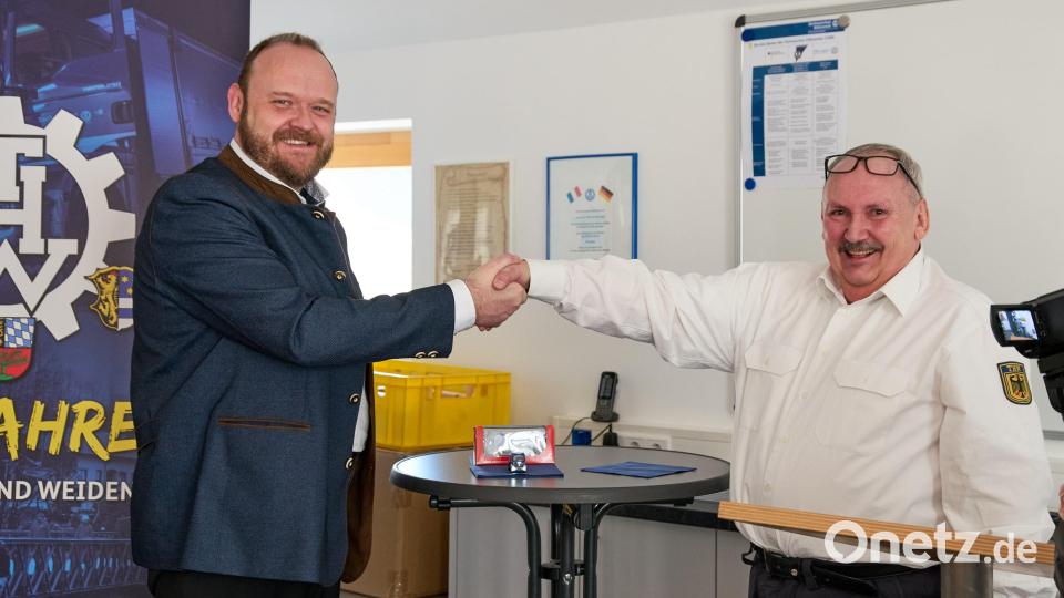 Zum Dank für den persönlichen Einsatz von Landrat Andreas Meier (links) und dem positiven Votum des Kreisausschusses Neustadt übergab Michael Braun, der Vorsitzende der Vereinigung der Helfer und Förderer des THW Weiden einen kleinen THW-Kipper im Miniaturmaßstab 1:87 mit funktionierendem Blaulicht. Bild: Andrea Duschner/THW Weiden-Neustadt
