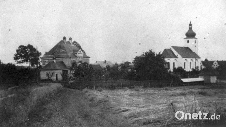 Das Foto mit der damals noch kleineren Pfarrkirche Sankt Michael und dem Benefizium (links) ist über 100 Jahre alt. Bild: Archiv Werner Robl